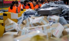 与OpenAI签下3000亿美元大单，甲骨文一度涨超40%；马斯克：星链手机2年后上市，Optimus V3将有“人类手”丨全球科技早参