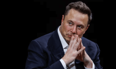 身家缩水近8200亿元，马斯克“参政”引火烧身！特斯拉遭纵火、打砸、枪击，销量下滑，股价“腰斩”，车主被“开盒”