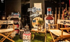 “露营+”玩法走热 撬动户外消费大市场