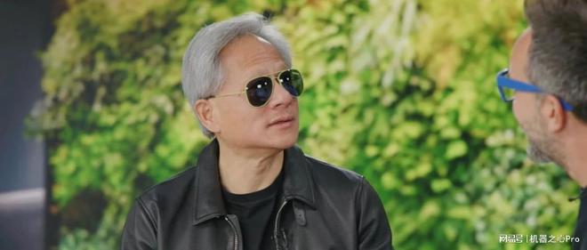 黄仁勋宣布签下沙特AI芯片大单；OpenAI重组计划获软银认可丨全球科技早参