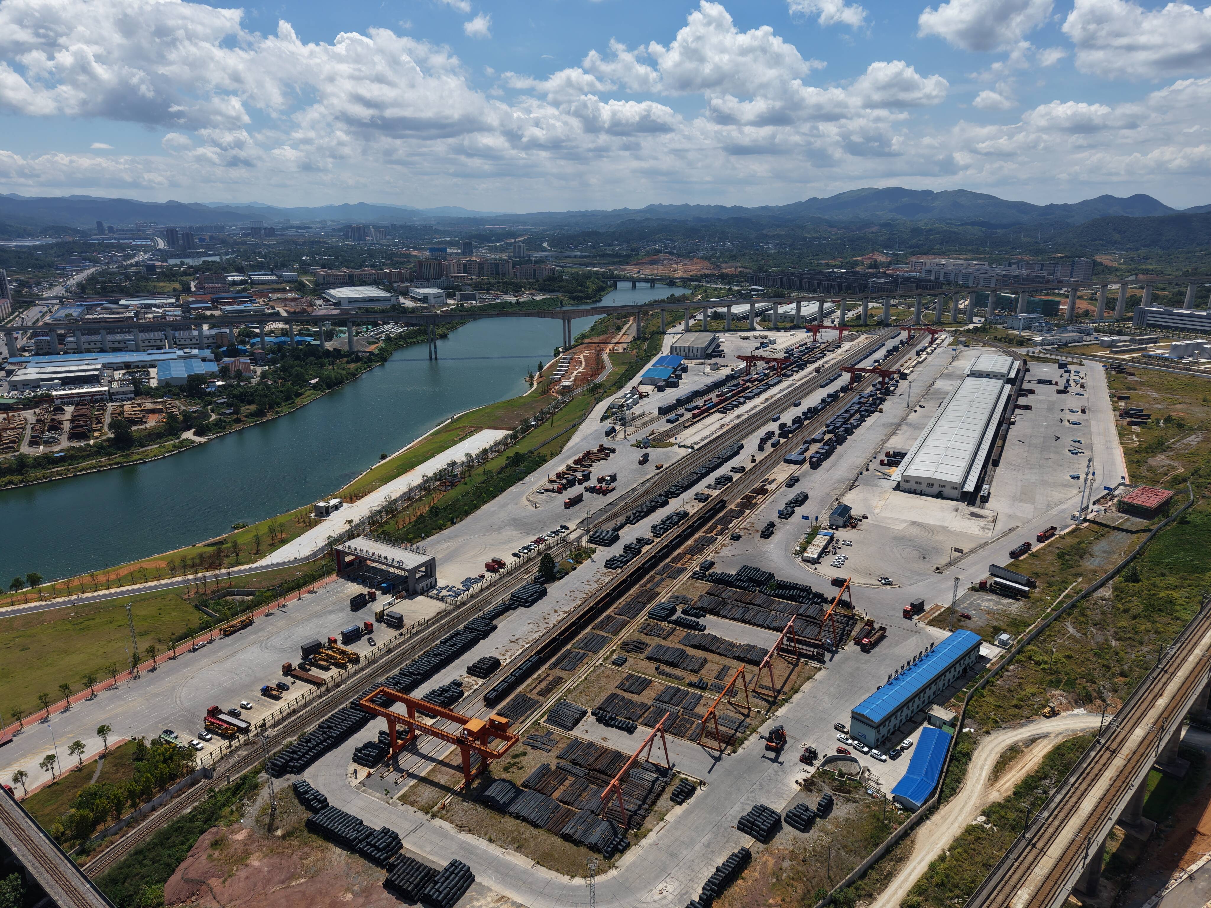 上市公司海外收入稳健增长 凸显外贸出口韧劲