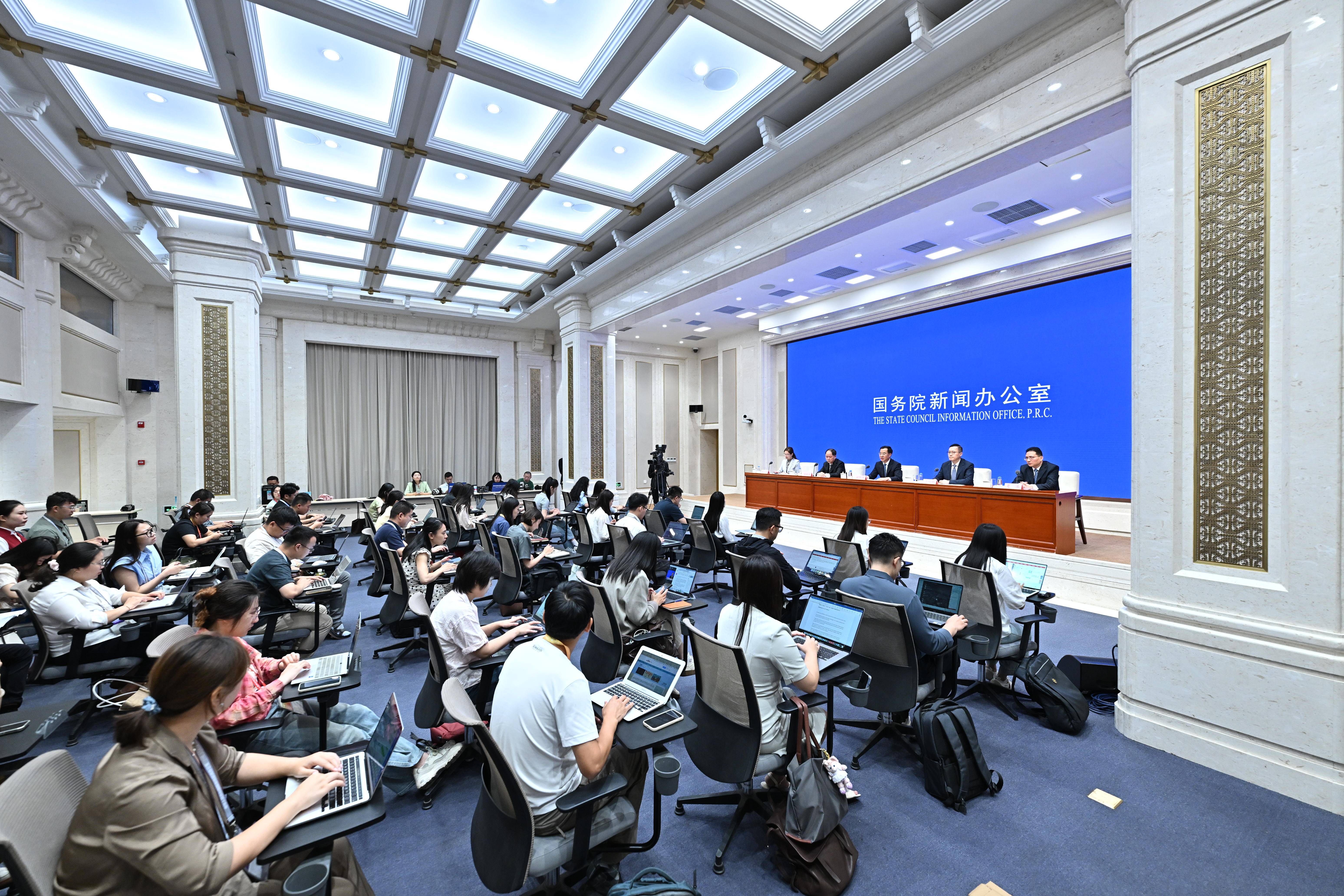 金融监管总局局长李云泽：目前银行业保险业总资产超过500万亿元 5年来年均增长9%