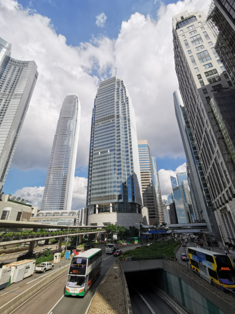 【美股盘前】凌晨1时15分特朗普将与泽连斯基在白宫会晤，三大期指齐跌；中概股普涨，爱奇艺涨超15%；美联储放松银行加密货币监管，加密货币交易所股齐跌；Wegovy获美批准治疗肝病，诺和诺德涨超4%