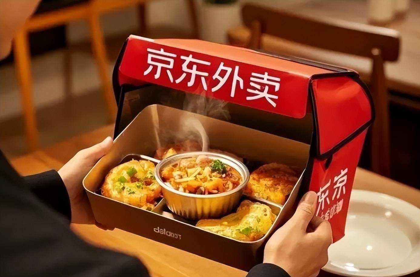 “仅退款”之后、刘强东再次祭出“免费上门退换”！2024京东“攻守道”：成本、运营和规模低价